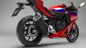 Honda CBR500R FOUR 2027 in Ignition Red Tricolour – Heckpartie mit Schalldämpfer, Aluminiumschwinge und Hinterrad