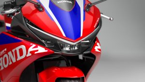 Honda CBR500R FOUR 2027 in Ignition Red Tricolour – Front mit LED-Doppelscheinwerfern und Verkleidung in Nahaufnahme