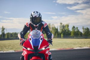 Honda CBR600RR 2027 in Ignition Red HRC TriColour frontal mit Fahrer, neue Frontverkleidung mit integrierten Winglets
