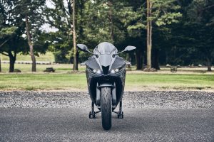 Honda CBR600RR 2027 in Matt Ballistic Black Metallic auf Montageständer, Frontansicht auf Schotter
