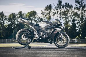 Honda CBR600RR 2027 in Matt Ballistic Black Metallic auf Montageständer an der Rennstrecke, Seitenansicht von rechts