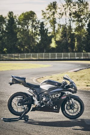 Honda CBR600RR 2027 in Matt Ballistic Black Metallic auf Montageständer an der Rennstrecke, Hochformat