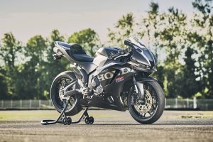 Honda CBR600RR 2027 in Matt Ballistic Black Metallic auf Montageständer, Dreiviertelansicht von vorne rechts