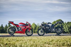 Honda CBR600RR 2027 in Rot und Schwarz auf Montageständern nebeneinander, Seitenansicht von rechts