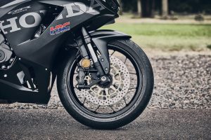 Honda CBR600RR 2027 in Matt Ballistic Black Metallic – Vorderrad mit neuen Nissin-Vierkolben-Radialbremssätteln
