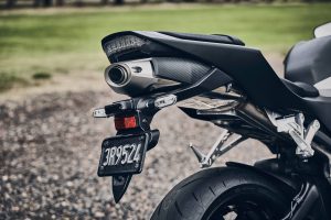 Honda CBR600RR 2027 in Matt Ballistic Black Metallic – Heck mit Auspuff, LED-Rücklicht und Kennzeichenhalter