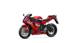 Honda CBR600RR 2027 in Ignition Red HRC TriColour – Studioaufnahme, Dreiviertelansicht von vorne links