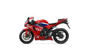 Honda CBR600RR 2027 in Ignition Red HRC TriColour – Studioaufnahme, Dreiviertelansicht von hinten links