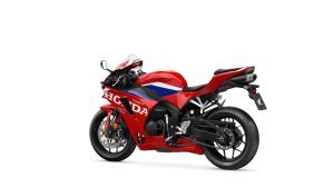 Honda CBR600RR 2027 in Ignition Red HRC TriColour – Studioaufnahme, Dreiviertelansicht von hinten links mit Kennzeichenhalter