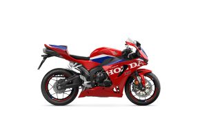 Honda CBR600RR 2027 in Ignition Red HRC TriColour – Studioaufnahme, Seitenansicht von rechts