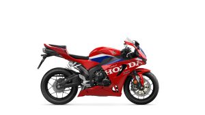 Honda CBR600RR 2027 in Ignition Red HRC TriColour – Studioaufnahme, Seitenansicht von rechts ohne Kennzeichenhalter