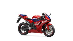 Honda CBR600RR 2027 in Ignition Red HRC TriColour – Studioaufnahme von rechts mit Felgenrandaufklebern aus dem Sport-Paket