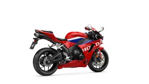 Honda CBR600RR 2027 in Ignition Red HRC TriColour – Studioaufnahme, Dreiviertelansicht von hinten rechts