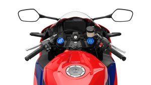 Honda CBR600RR 2027 in Ignition Red HRC TriColour – Cockpit mit 5-Zoll-TFT-Display, Lenkerstummeln und Tankdeckel aus Fahrerperspektive