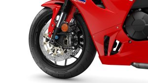 Honda CBR600RR 2027 in Ignition Red HRC TriColour – Vorderrad mit Nissin-Vierkolben-Radialbremssattel und 310-mm-Scheiben