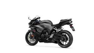Honda CBR600RR 2027 in Matt Ballistic Black Metallic – Studioaufnahme, Dreiviertelansicht von hinten links