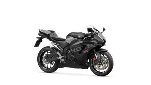 Honda CBR600RR 2027 in Matt Ballistic Black Metallic – Studioaufnahme, Dreiviertelansicht von vorne rechts
