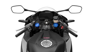 Honda CBR600RR 2027 in Matt Ballistic Black Metallic – Cockpit mit TFT-Display und HRC-Logo auf dem Tank aus Fahrerperspektive