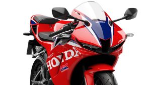 Honda CBR600RR 2027 in Ignition Red HRC TriColour mit Zubehör aus dem Sport-Paket, Soziussitzabdeckung und Tankpads