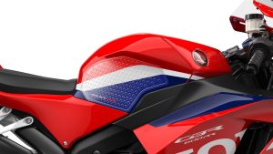 Honda CBR600RR 2027 in Ignition Red HRC TriColour – seitlicher Tankprotektor mit CBR-Logo aus dem Sport-Paket