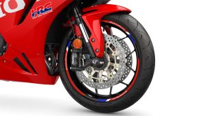 Honda CBR600RR 2027 in Ignition Red HRC TriColour – Vorderrad mit Felgendekor-Aufklebern aus dem Sport-Paket