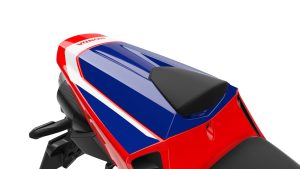 Honda CBR600RR 2027 in Ignition Red HRC TriColour – Soziussitzabdeckung in Rot-Weiß-Blau aus dem Sport-Paket