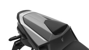 Honda CBR600RR 2027 in Matt Ballistic Black Metallic – Soziussitzabdeckung in Grau aus dem Sport-Paket