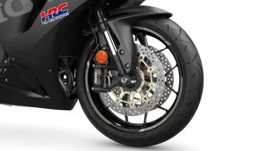 Honda CBR600RR 2027 in Matt Ballistic Black Metallic – Vorderrad mit Felgendekor-Aufklebern aus dem Sport-Paket