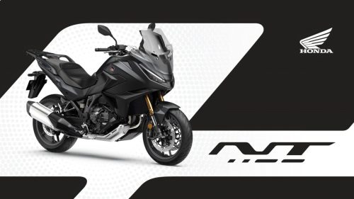 Honda NT1100 2027 in Mat Ballistic Black Metallic – Dreiviertelansicht von vorne mit hohem Windschild und goldener Upside-down-Gabel, Studiografik mit Honda-Logo