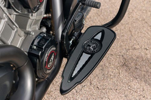 indian-2026-challenger-125th-04-detail-trittbrett-motordeckel