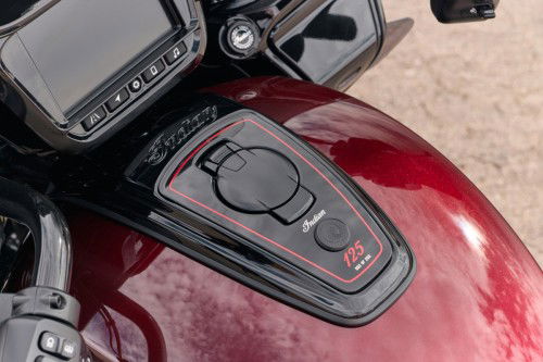 indian-2026-challenger-125th-09-detail-tank-125-seriennummer