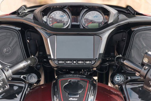 indian-2026-challenger-125th-12-detail-touchscreen-navigation