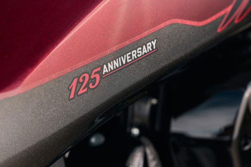 indian-2026-challenger-125th-17-detail-verkleidung-125-anniversary