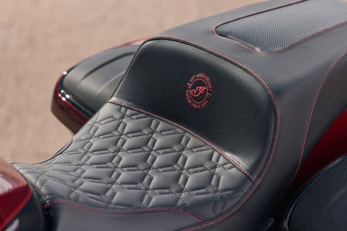 indian-2026-challenger-125th-19-detail-sitz-steppung-zweisitzer
