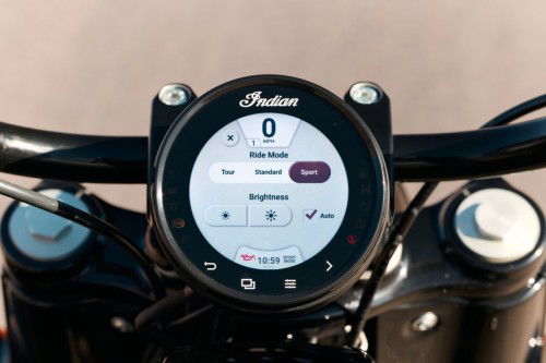 indian-2026-chief-vintage-125th-04-detail-touchscreen-ride-mode