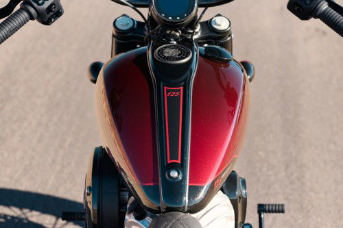 indian-2026-chief-vintage-125th-23-detail-tank-oben-125