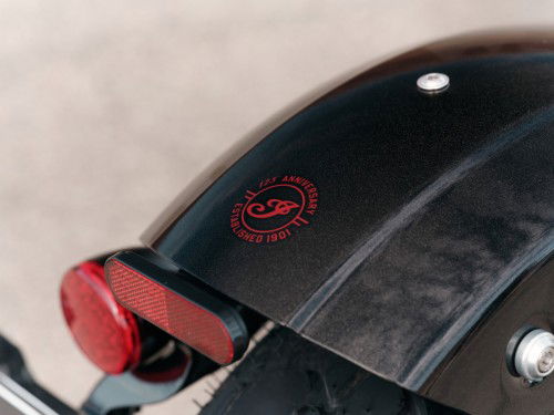 indian-2026-scout-bobber-125th-07-detail-heck-kotfluegel-badge