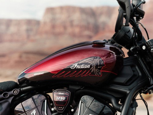 indian-2026-scout-bobber-125th-09-detail-tank-rechts-indian-logo