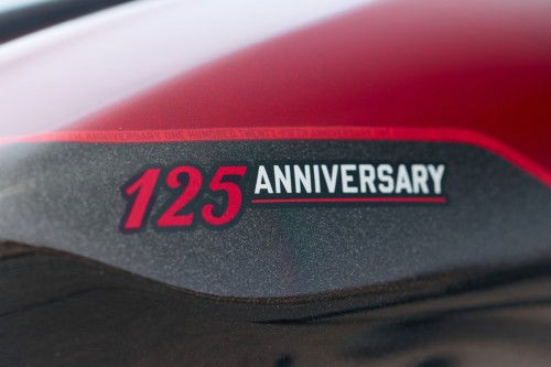 indian-2026-scout-bobber-125th-10-detail-tank-125-anniversary-schriftzug