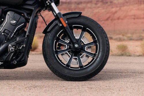 indian-2026-scout-bobber-125th-13-detail-vorderrad-8-speichen