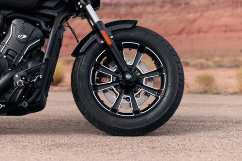 indian-2026-scout-bobber-125th-13-detail-vorderrad-8-speichen