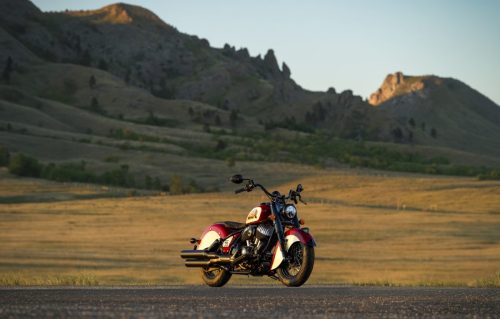 Ansicht von schräg vorn links vor den Felsformationen der Black Hills in South Dakota im Abendlicht