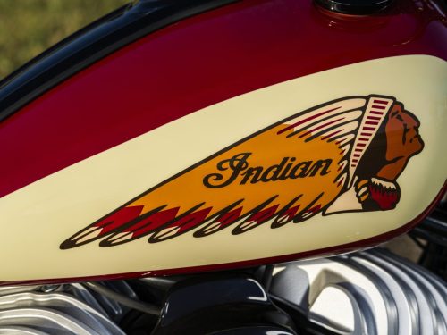 Detailaufnahme des Tanks mit mehrfarbigem Indian-Motorcycle-Headdress-Logo auf cremefarbenem Feld und rotem Lack