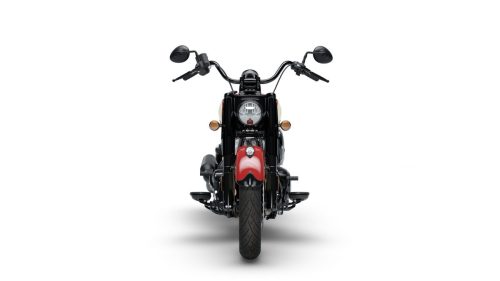 Studioaufnahme der Frontansicht, freigestellt vor weißem Hintergrund, mit beleuchtetem Warbonnet-Ornament auf dem Frontfender