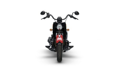 Studioaufnahme der Frontansicht, freigestellt vor weißem Hintergrund, mit beleuchtetem Warbonnet-Ornament auf dem Frontfender