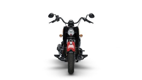Studioaufnahme der Frontansicht, freigestellt vor weißem Hintergrund, mit beleuchtetem Warbonnet-Ornament auf dem Frontfender
