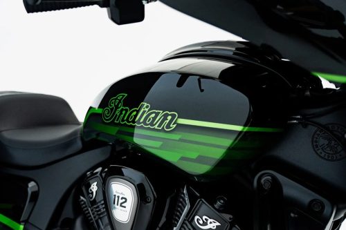 Tankdetail der Indian Chieftain PowerPlus Signature Series 2026 in Abyss Metallic mit Venom Green/Cypher Green Streifen, grünem „Indian-Schriftzug und PowerPlus 112 Motoremblem