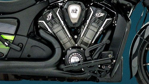 Nahaufnahme des Indian PowerPlus 112 V-Twin-Motors mit „112-Schriftzug, Kühlrippen an den Zylinderköpfen und Indian-Motorcycle-Emblem am Motorgehäuse, verbaut in der Chieftain PowerPlus Signature Series 2026