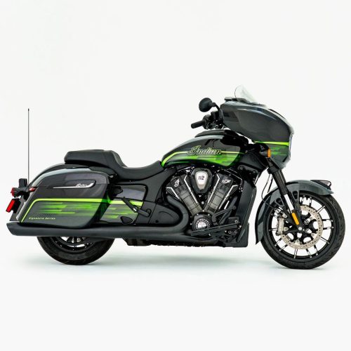 Indian Chieftain PowerPlus Signature Series 2026 in Abyss Metallic mit Venom Green und Cypher Green Akzenten, Seitenansicht im Fotostudio, Satteltasche mit „Signature Series-Schriftzug