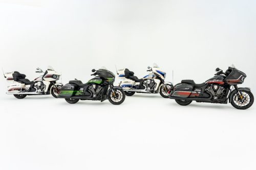 Hochauflösendes Gruppenfoto aller vier Indian PowerPlus Signature Series Modelle 2026 im Fotostudio: Roadmaster PowerPlus in Frontier Pearl mit Revere Red/Vigilant Blue (links), Chieftain PowerPlus in Abyss Metallic mit Venom Green/Cypher Green, Indian Pursuit in Frontier Pearl mit Revere Red/Vigilant Blue und Indian Challenger in Abyss Metallic mit Machined Silver/Red Alert (rechts)